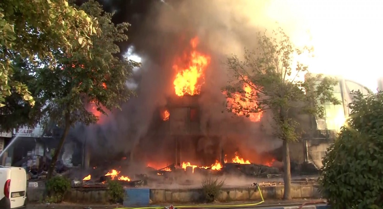 Bağcılar Mahmutbey Mahallesinde bulunan İstanbul Toptancılar Çarşısındaki (İSTOÇ) bir iş yerinde yangın çıktı. İhbar üzerine bölgeye çok sayıda itfaiye ekibi yönlendirildi.