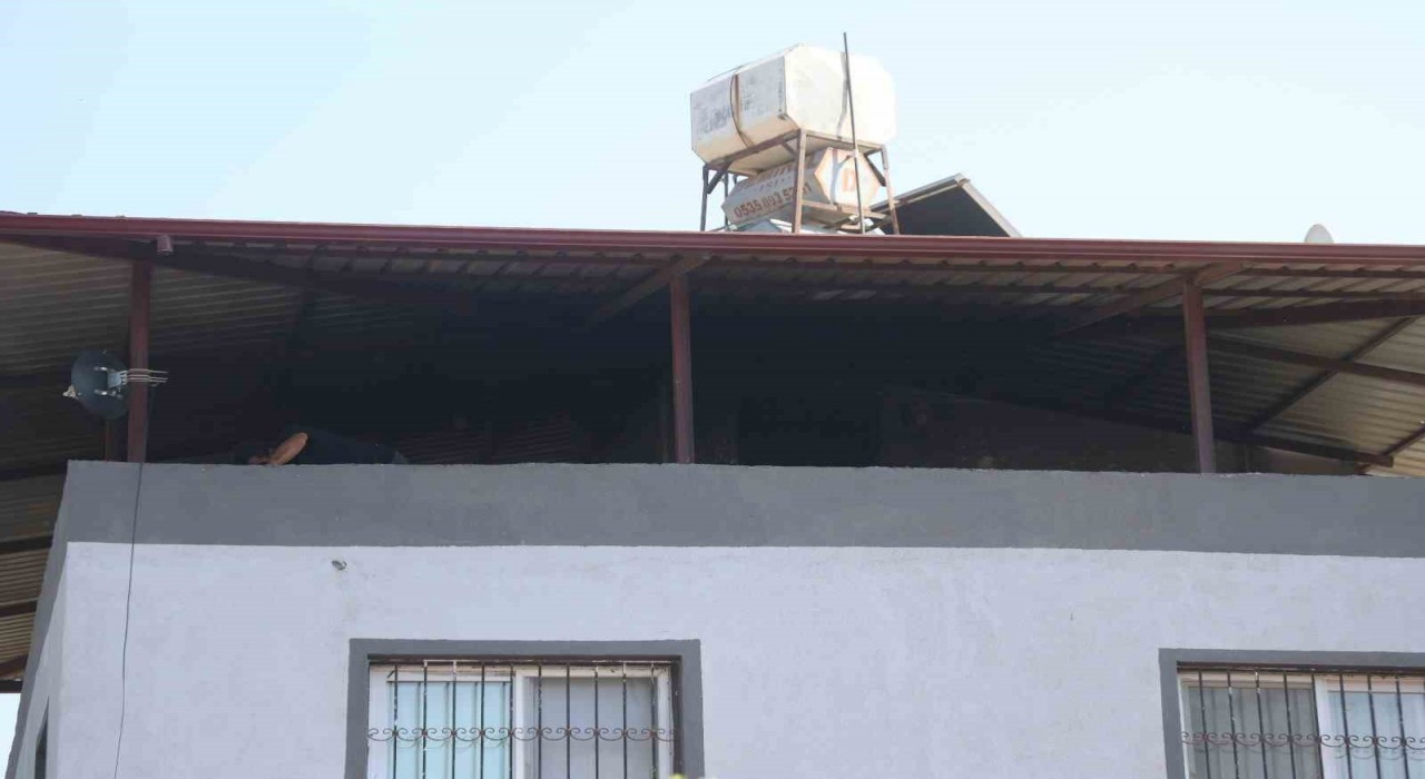 Bahçede çıkan yangın eve sıçramadan söndürüldü