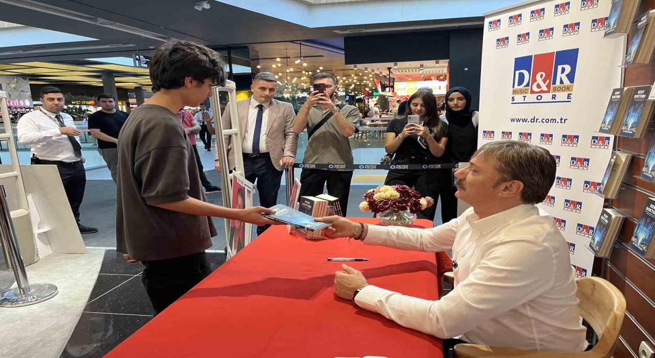 Bahçelievler Belediye Başkanı Dr. Hakan Bahadır, kitabının imza gününde vatandaşlarla buluştu