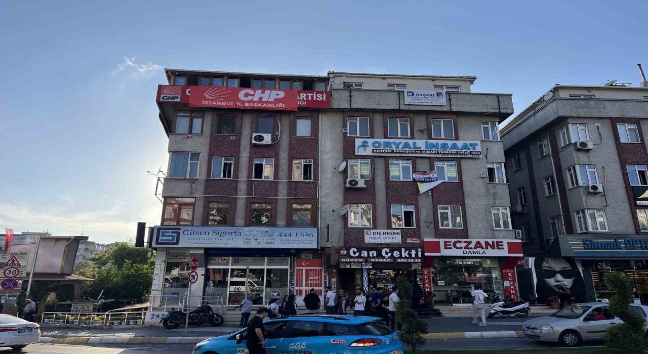 Bahçelievler İlçe Başkanlığı binasına CHP İstanbul İl Başkanlığı yazısı asıldı