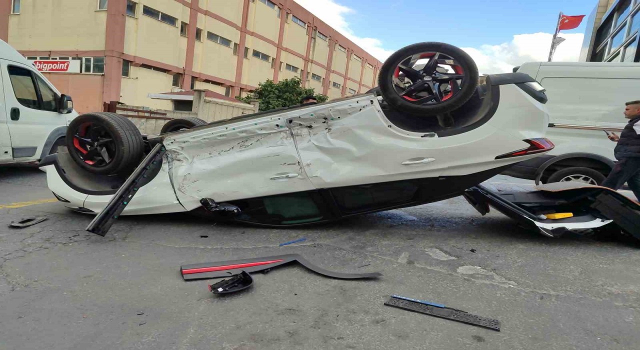 Bahçelievlerde minibüsün çarptığı otomobil ters döndü: 2 yaralı