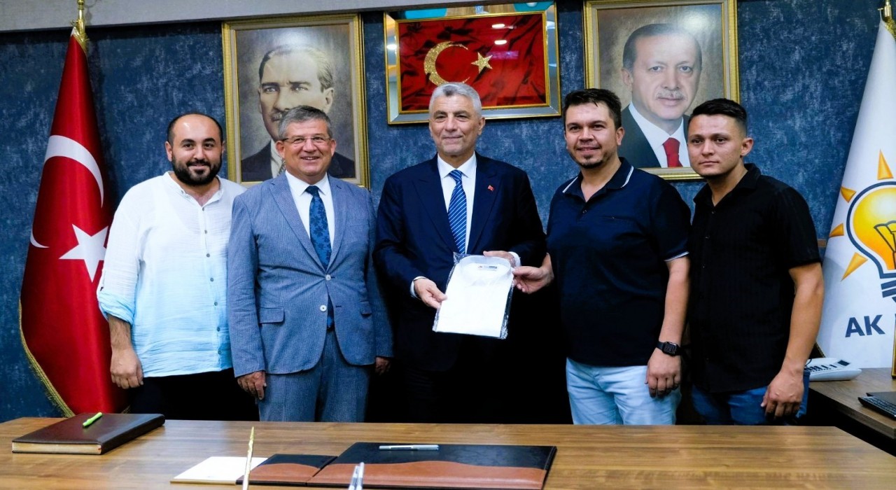 Bakan Bolata tescilli Buldan bezinden üretilen gömlek hediye edildi