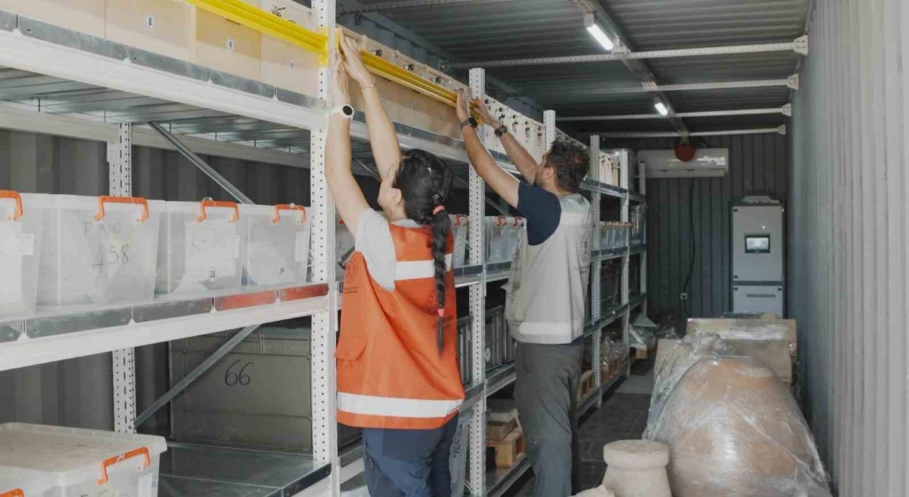 Bakan Ersoy: Antalya Arkeoloji Müzesindeki 100 bine yakın eseri, uzman ekiplerimizce güvenle taşıdık