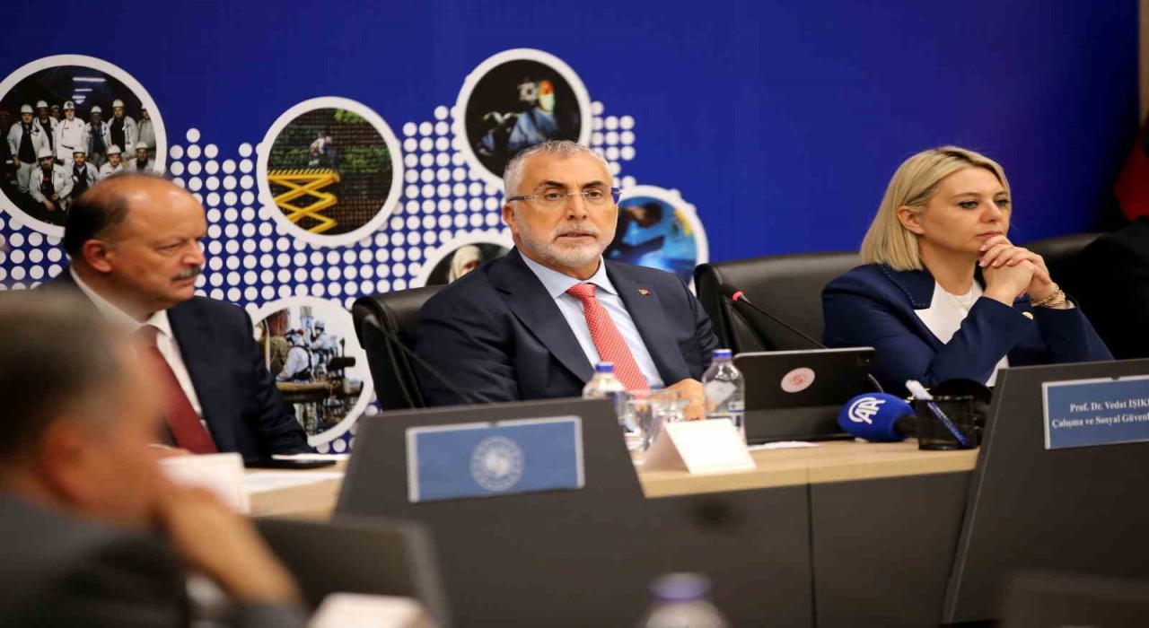 Bakan Işıkhan: ‘Türkiye bu badireyi asla atlatamaz diyenlere inat her seferinde küllerimizden yeniden doğmasını bildik