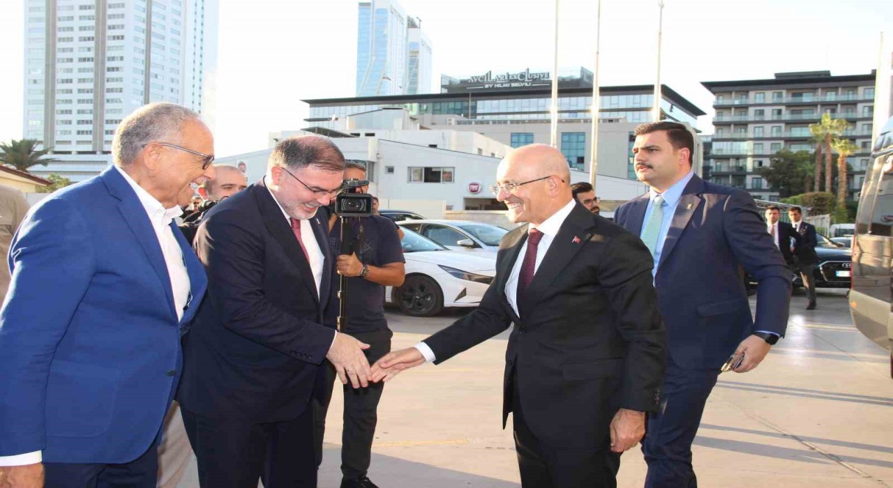 Bakan Şimşek: İş insanlarıyla istişareler faydalı oldu, İzmirin birçok konusuna vakıf olduk