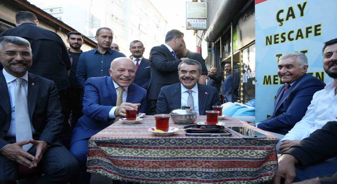 Bakan Tekin, Erzurumda esnafla buluştu