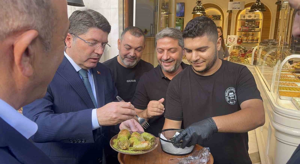 Bakan Tunça Antalyada esnaf sevgisi: Tatlı ikramı ve Antalyaspor atkısı