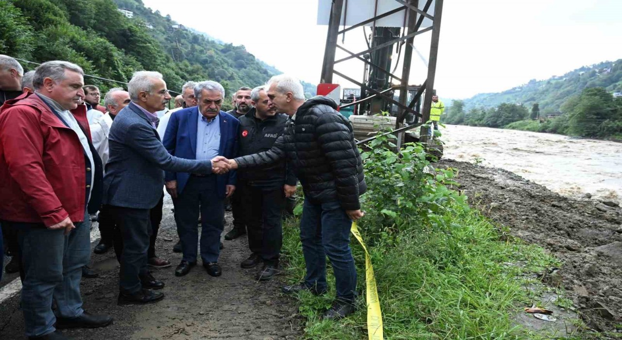 Bakan Uraloğlu: (Rizede meydana gelen sel) Yollarımızı en kısa sürede güvenli hale getirmek için aralıksız çalışıyoruz