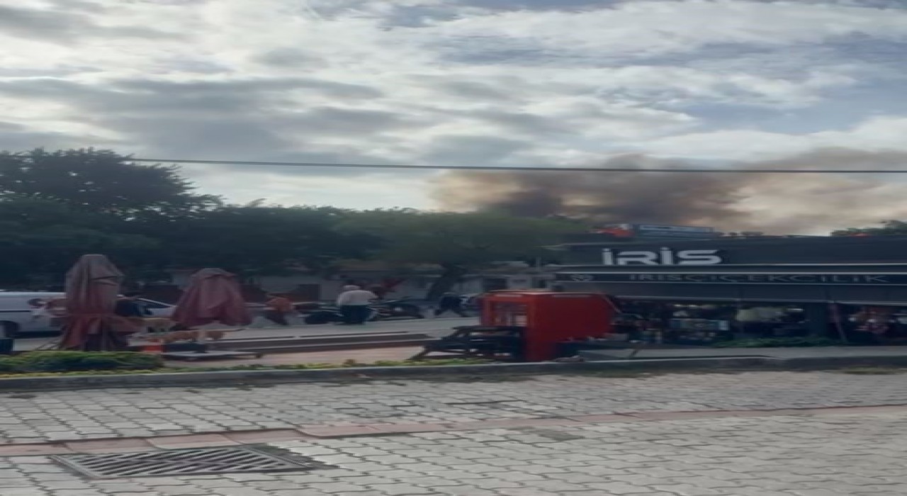 Bakırköyde 3 katlı binanın çatısında çay demlerken kazan patladı, çatı alevlere teslim oldu