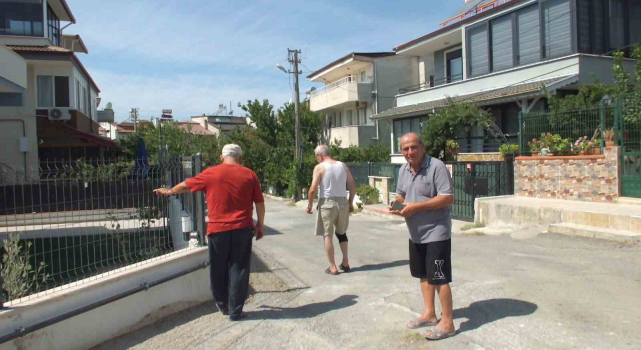 Balıkesir Burhaniyede gökyüzündeki uçak izleri ilgi gördü