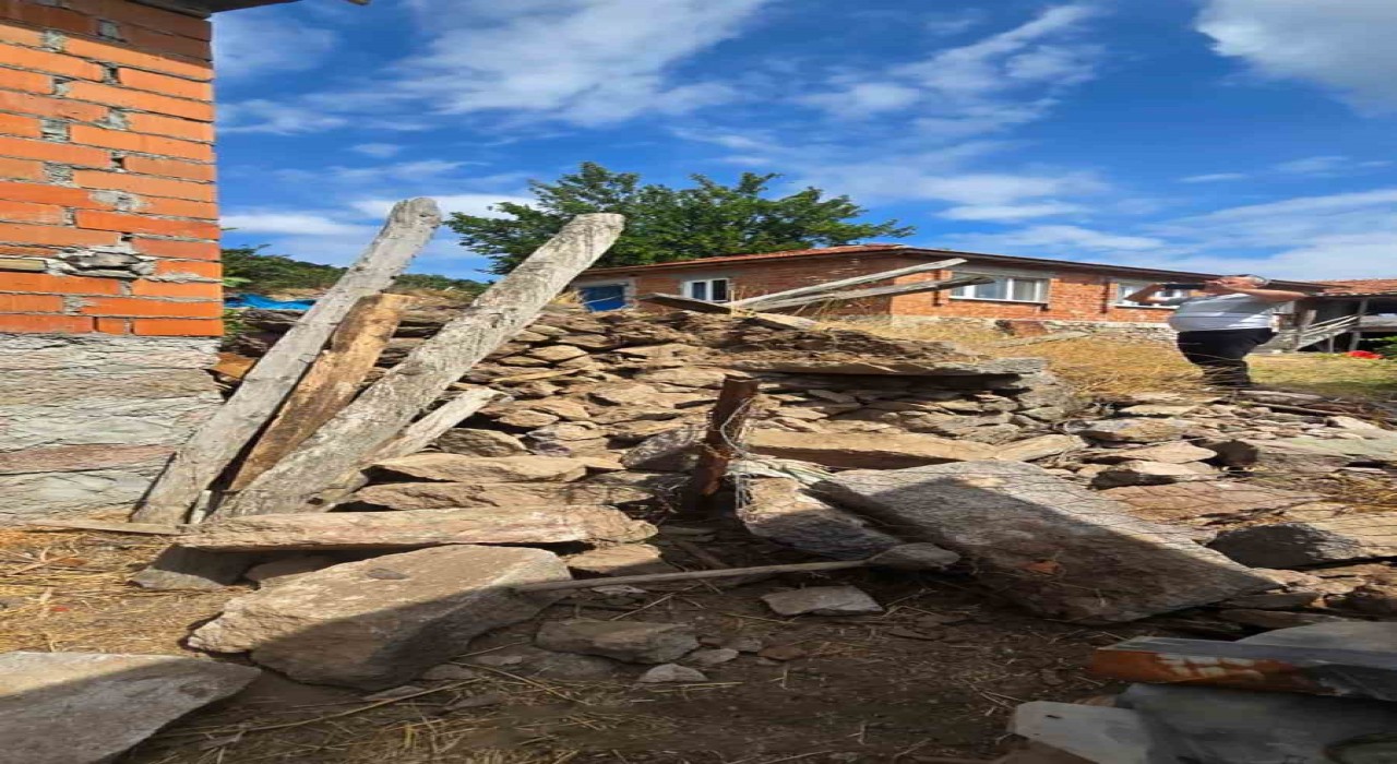 Balıkesirde 4.9 büyüklüğünde depremde 2 metruk evde çökmeler meydana geldi
