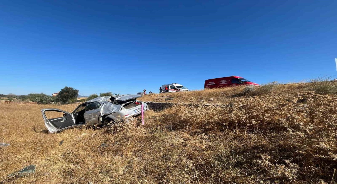 Balıkesirde otomobil tarlaya uçtu; 2 yaralı