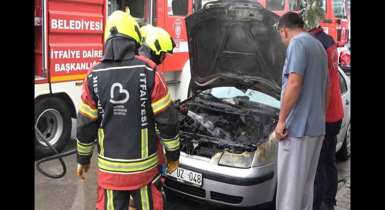 Balıkesirde park halindeki araç yandı