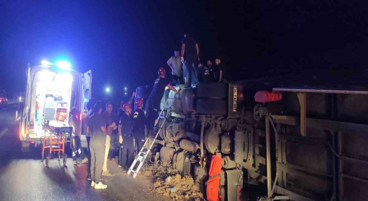 Balıkesirde tır kazası: Sürücü ekipler tarafından kurtarıldı