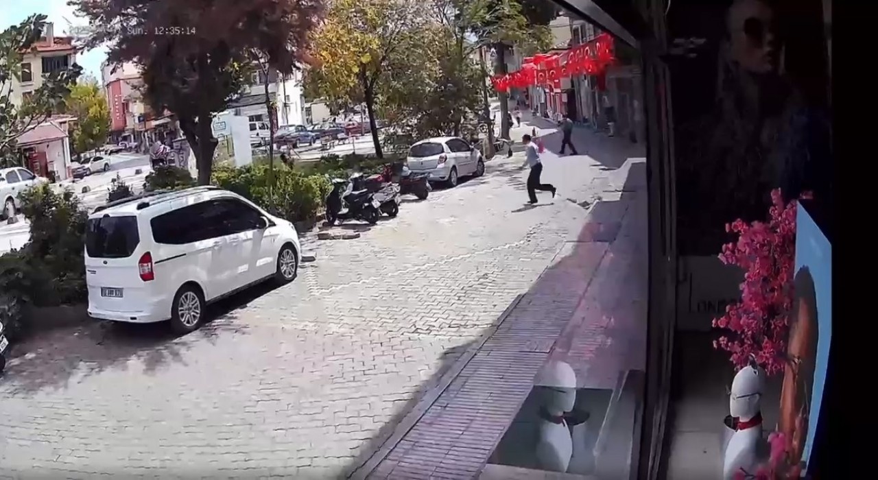 Balıkesirde yaşanan deprem anı saniye saniye güvenlik kamerasına yansıdı