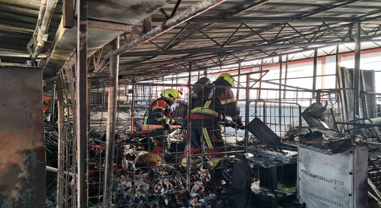 Balıkesirde zincir market deposunda yangın