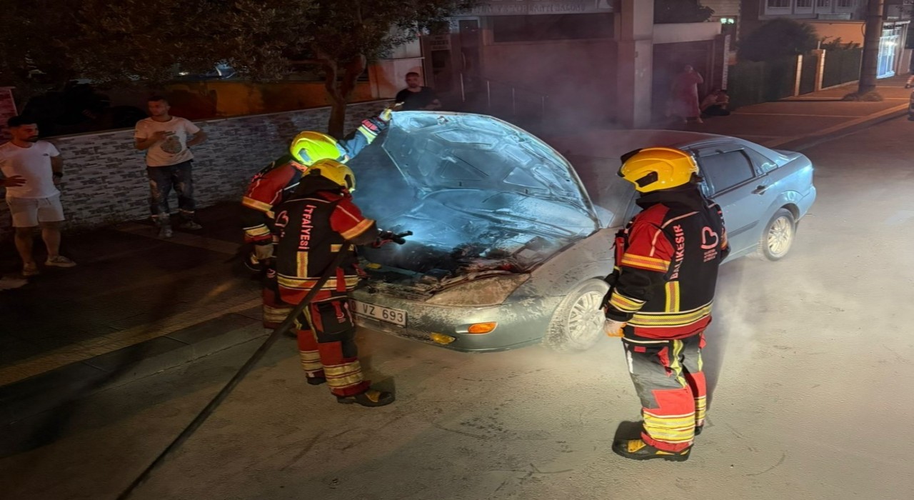 Bandırmada araç yangını söndürüldü