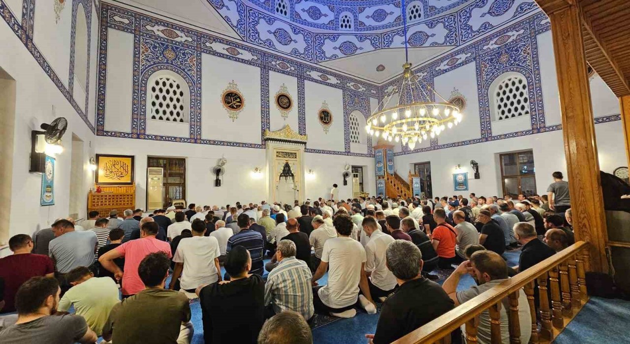 Bandırmada Mevlid Kandilinde camiler doldu taştı