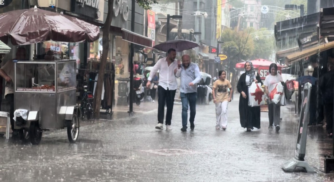 Bandırmada sağanak yağış etkili oldu