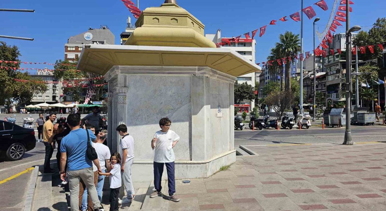 Bandırmada su kesintisi cuma namazı öncesi zorladı: Vatandaşlar market sularıyla abdest aldı