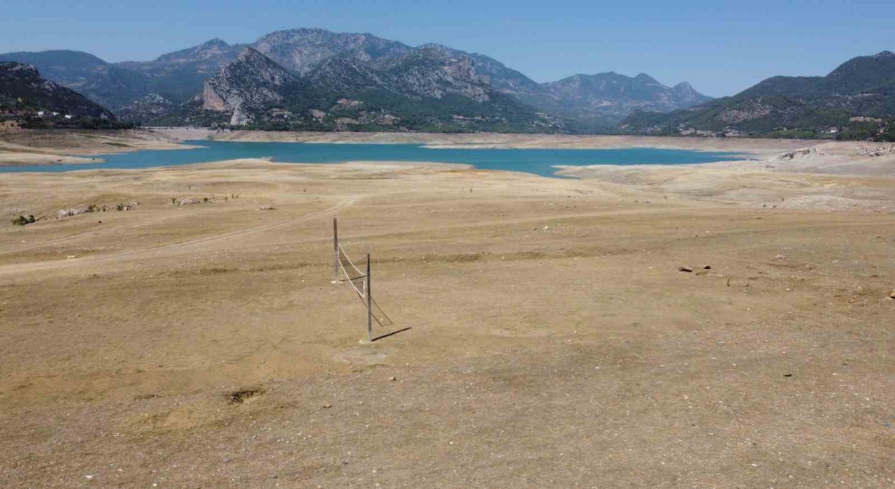 Barajda su seviyesi yüzde 10a düştü: Çoraklaşan bölgeye voleybol direği diktiler