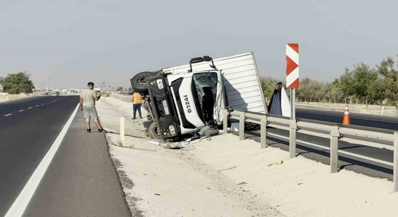 Bariyerlere çarpan kamyonet yan yattı: 1 yaralı