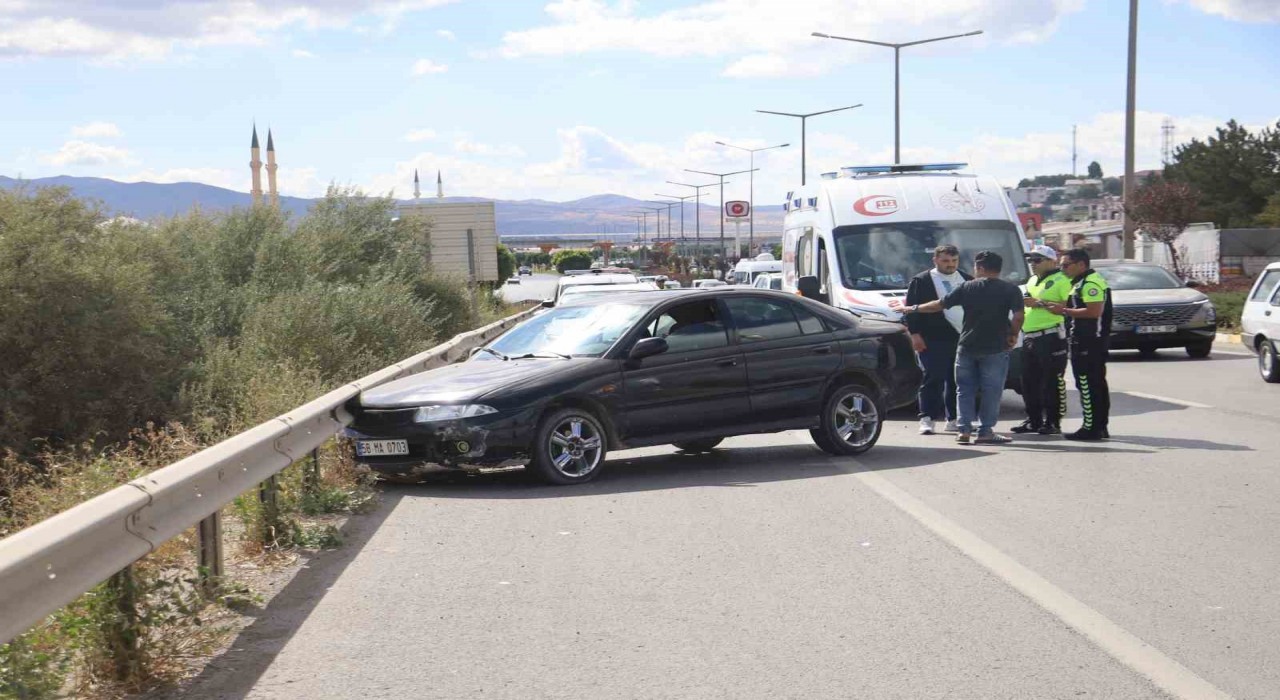 Bariyerlerle tırın arasında sıkışan otomobil metrelerce sürüklendi