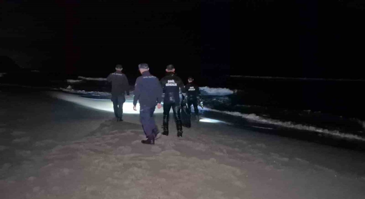 Bartında elbiseleri ile denize giren şahıs ekipleri harekete geçirdi