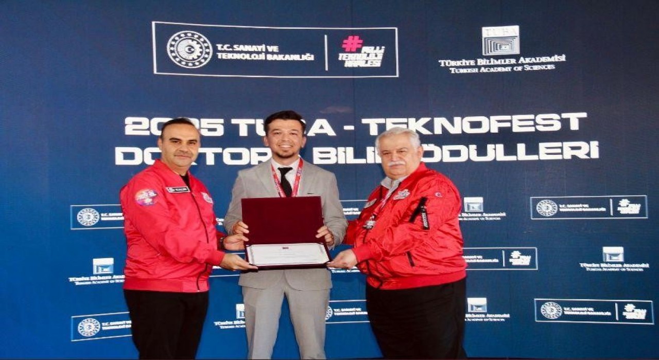 BARÜlü akademisyen ödülünü Bakan Kacırdan aldı