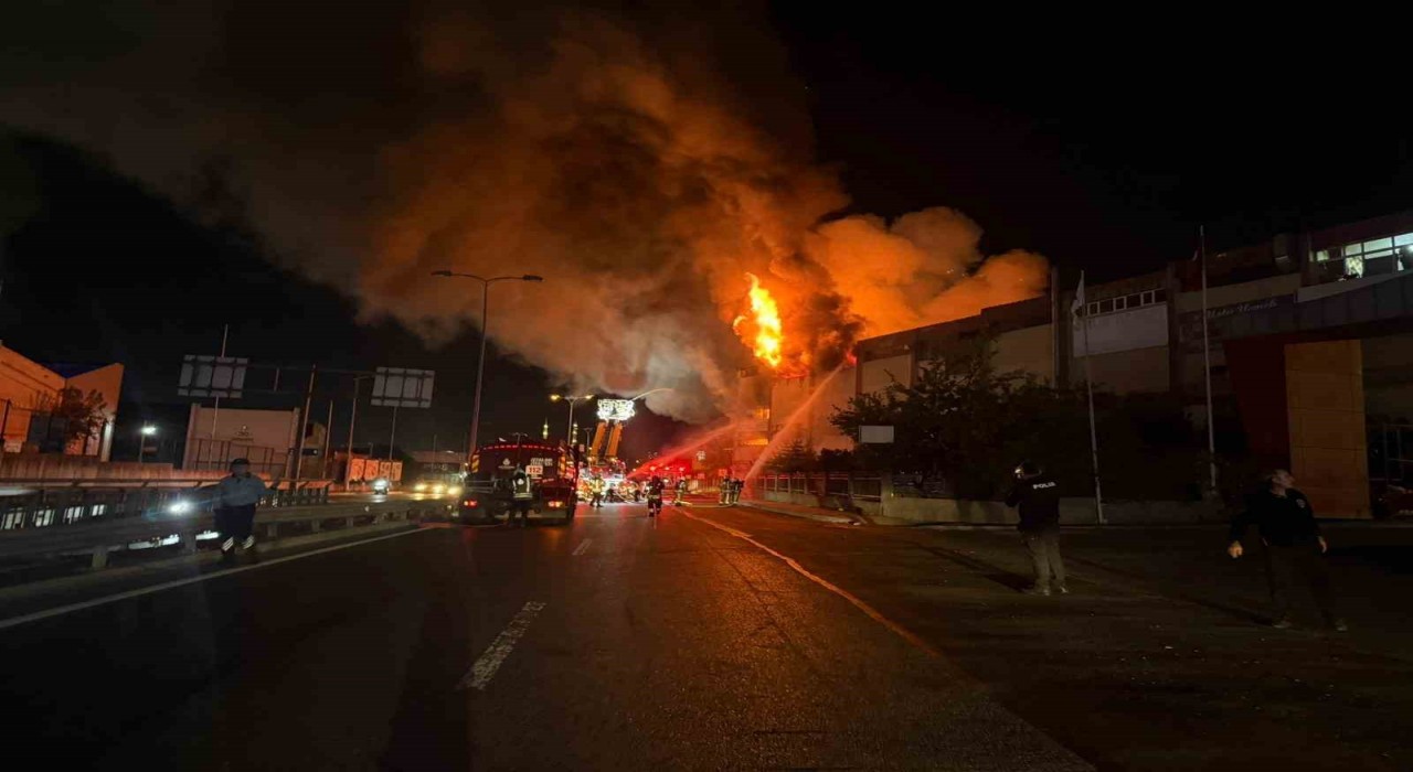 Başakşehirde 2 katlı plastik atölyesinde korkutan yangın