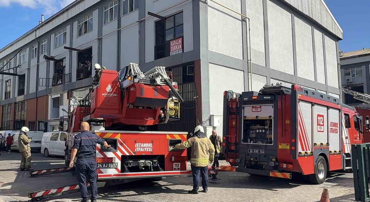 Başakşehirde çinko kaplama atölyesinde yangın paniği: İşçiler yanan binada sigara içerek o anları kaydetti