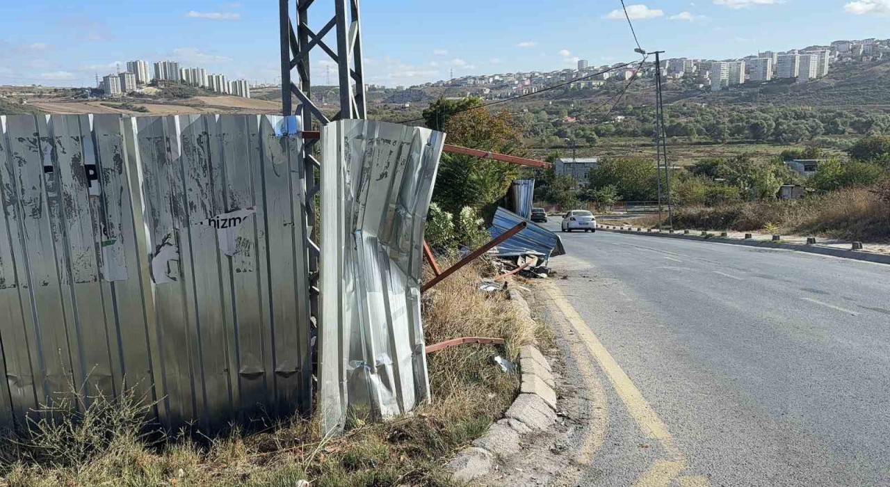 Başakşehirde feci kaza: Bariyerden kopan demir şoförün bacağına ok gibi saplandı
