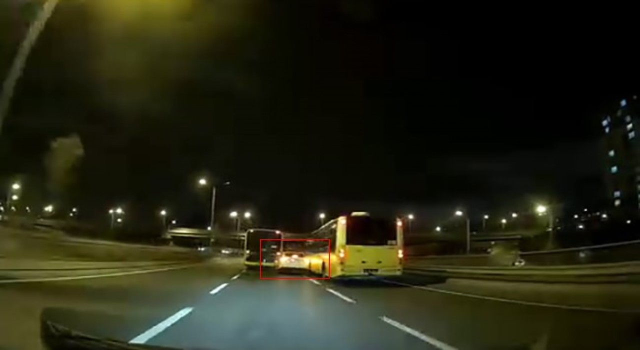 Başakşehirde makas atan otomobil 2 otobüse çarptı