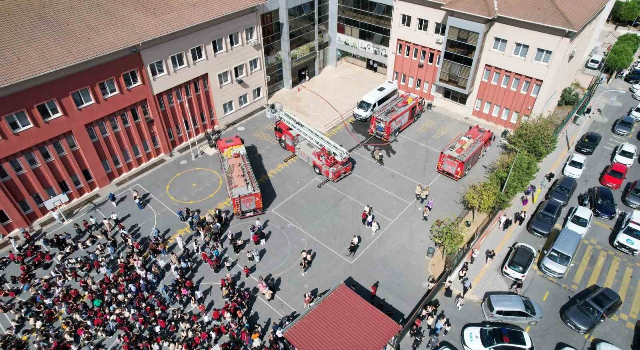 Başakşehirde okul kantininde yangın paniği: Öğrenciler tahliye edildi