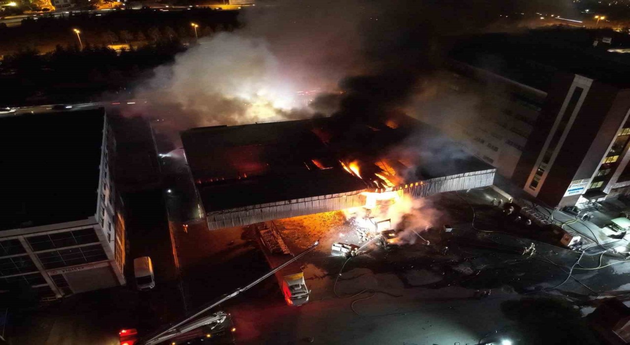 Başakşehirde sevkiyat deposu alev alev yandı