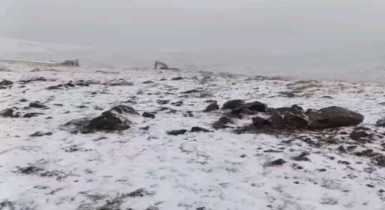 Başkalede mevsimin ilk karı yağdı