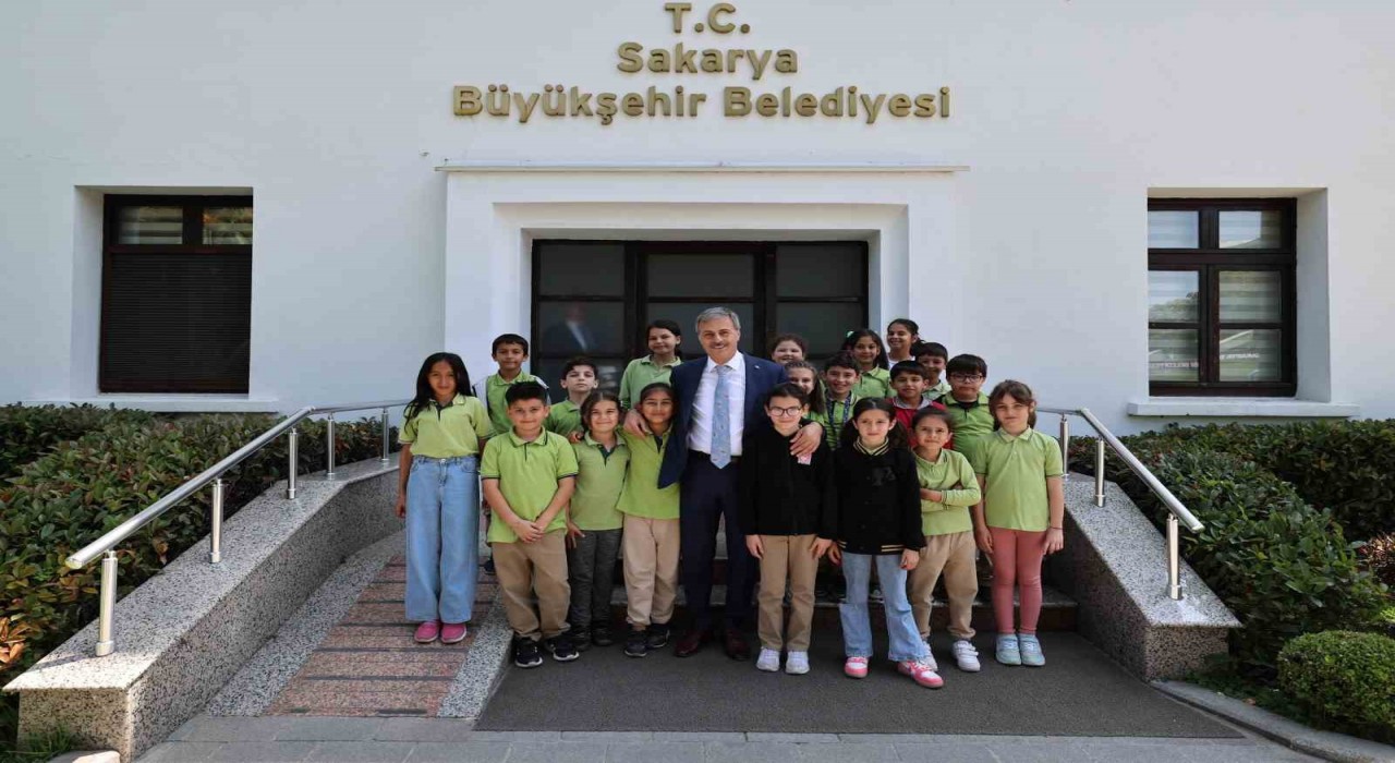 Başkan Alemdar, okulla ilk kez tanışan miniklere başarılar diledi