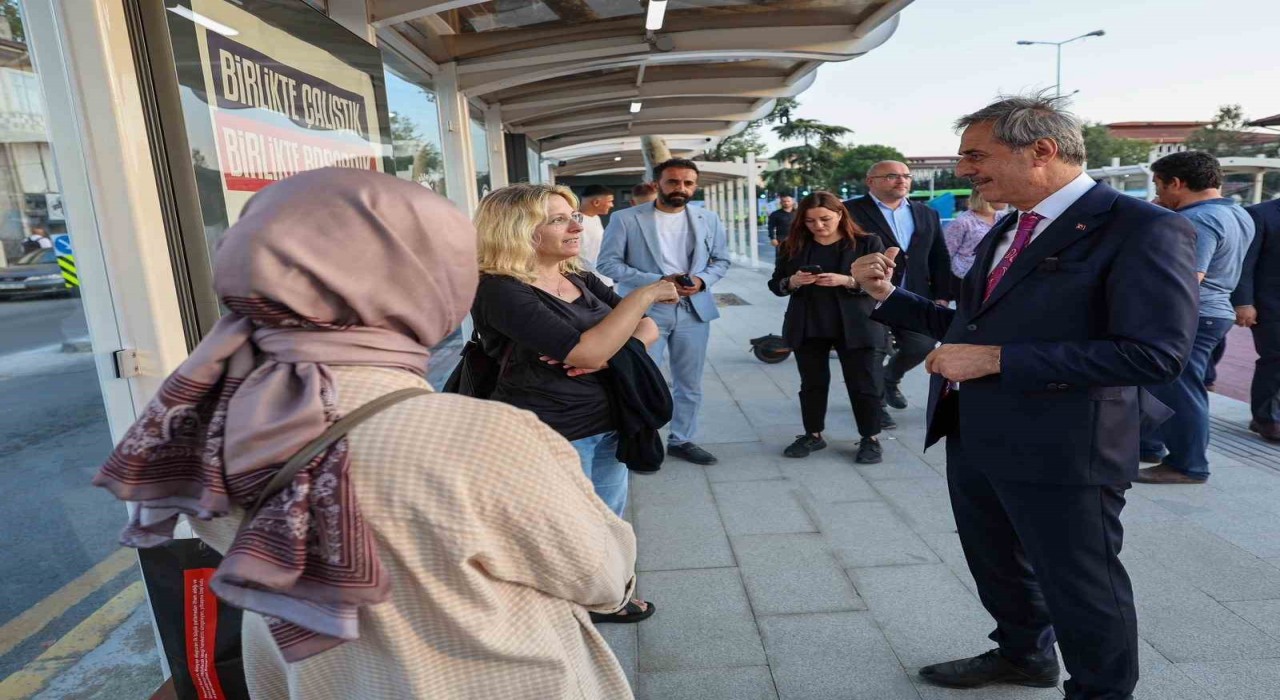 Başkan Alemdar, vatandaş ile birliktet Metrobüs yolculuğu yaptı