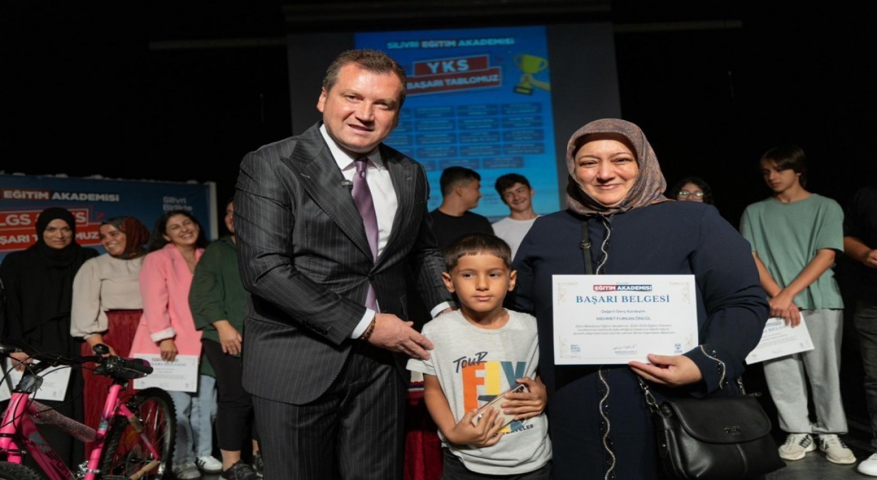 Başkan Balcıoğlu, Eğitim Akademisinde başarılı olan öğrencilere ödüllerini verdi