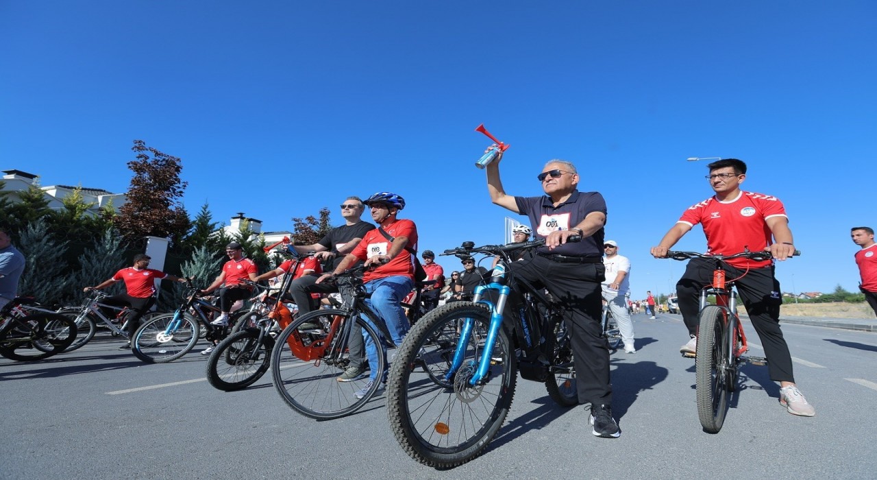Başkan Büyükkılıç, 3üncü Doktorlar Bisiklet Turunda pedal çevirdi