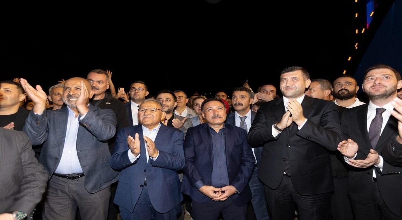 Başkan Büyükkılıç, Ahmet Şafak konserinde Kayserililerin coşkusuna ortak oldu