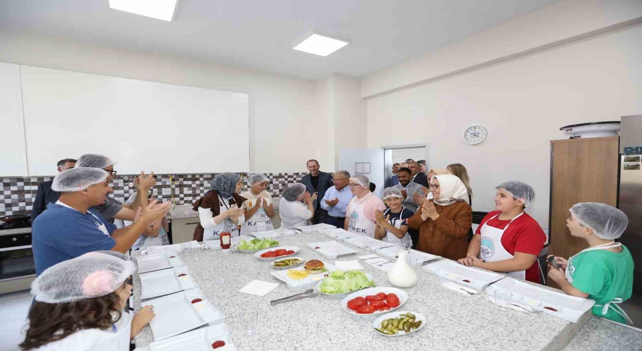 Başkan Büyükkılıç, Engelsiz Yaşam Merkezinde özel çocuklarla birlikte hamburger yaptı