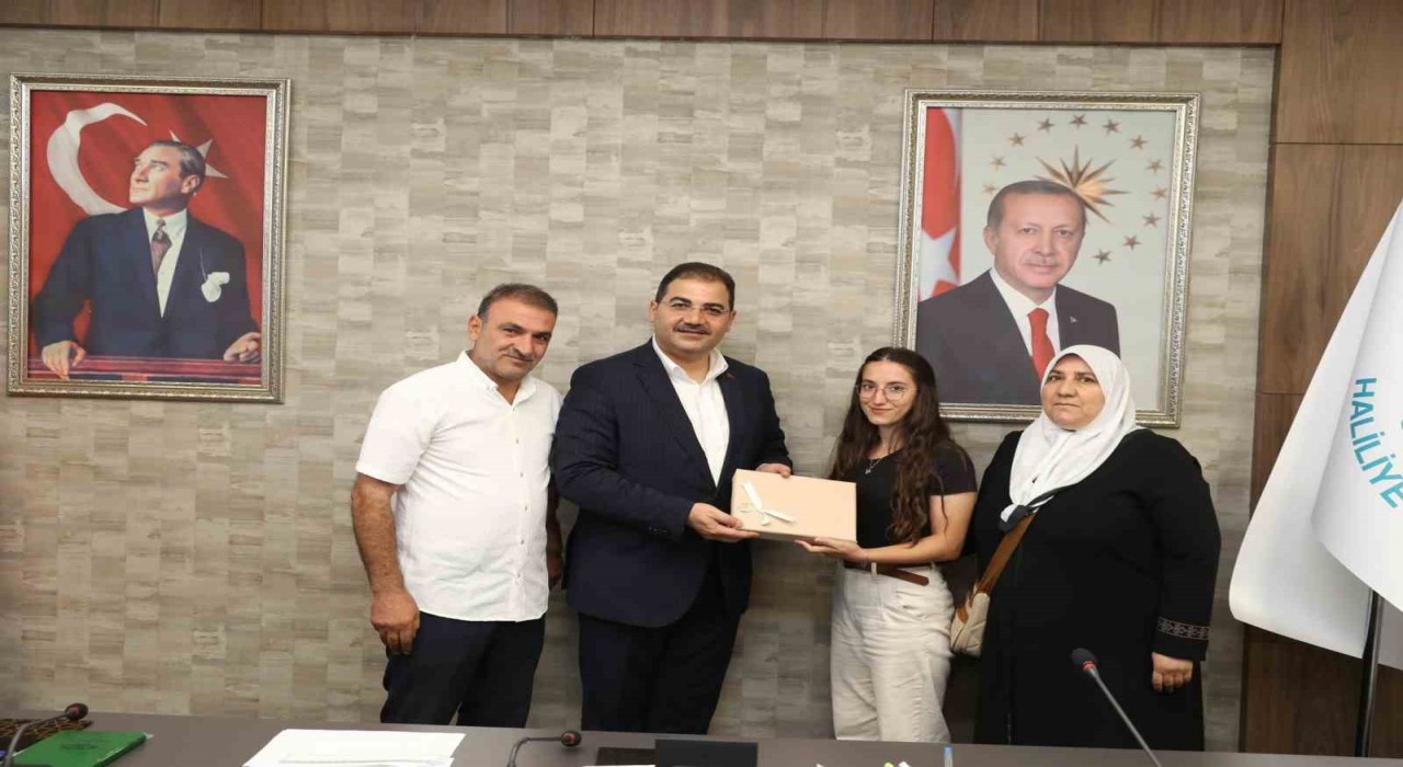 Başkan Canpolattan başarılı öğrencilere ödül