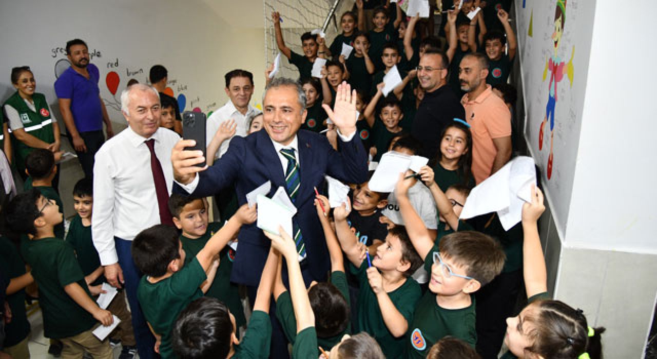 Başkan Çenet ve Eşinden Okul Ziyareti