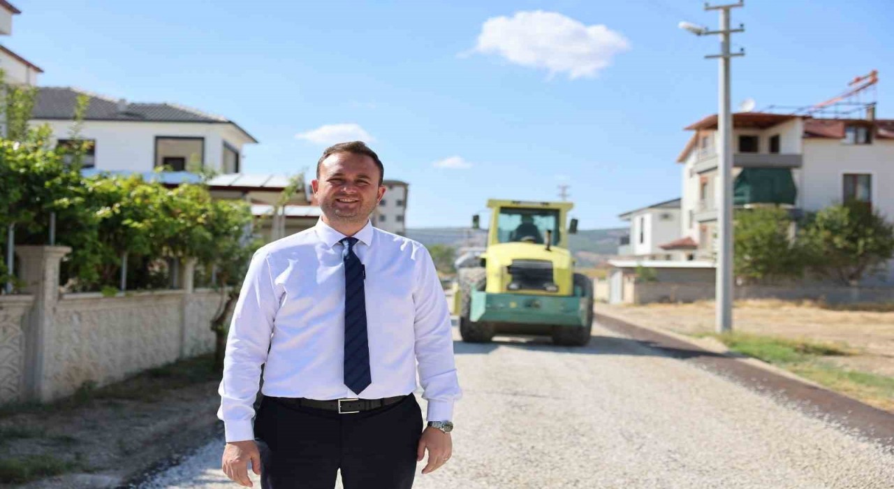 Başkan Dere direksiyona geçip Çivrilnin iki mahallesinde asfalt çalışmasını noktaladı