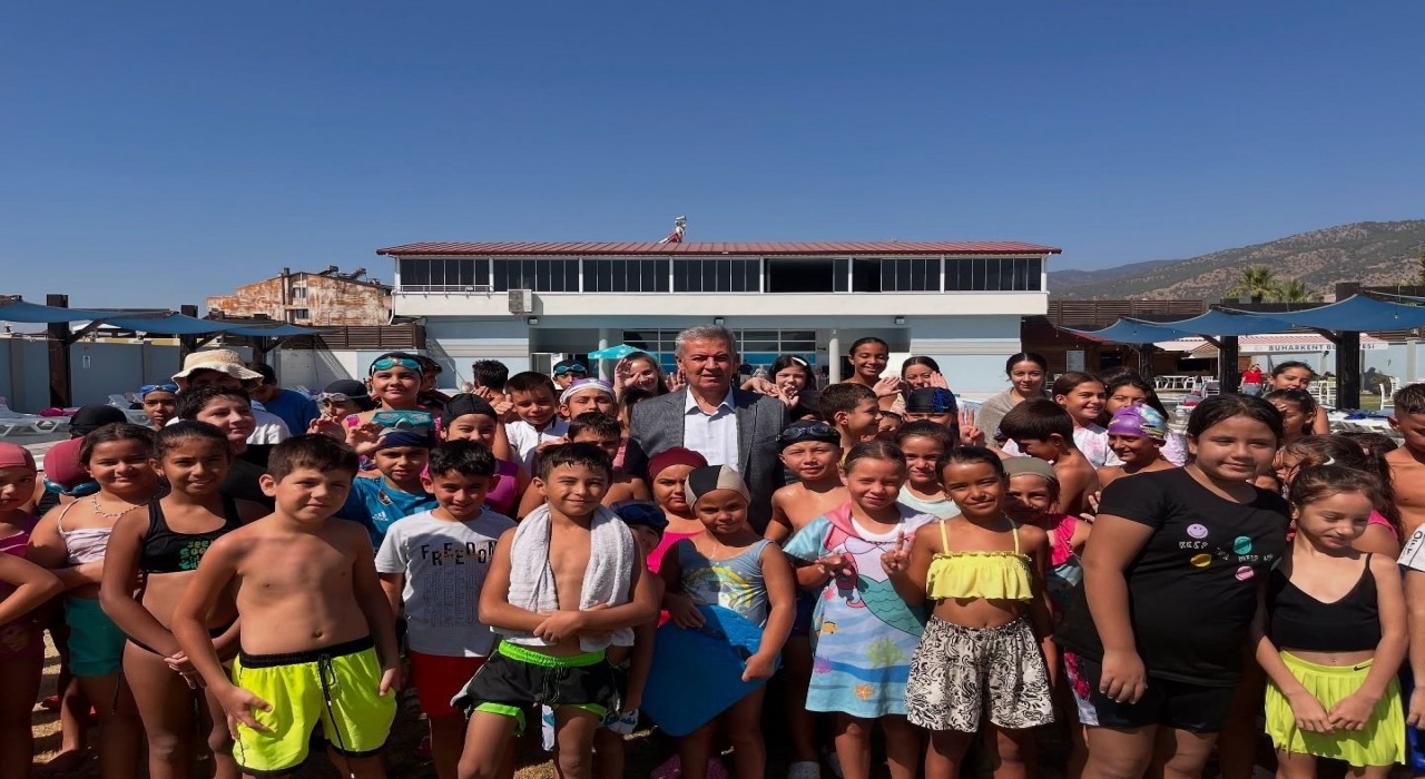 Başkan Erol: 260 çocuğumuza yüzme öğretmenin mutluluğunu yaşıyoruz