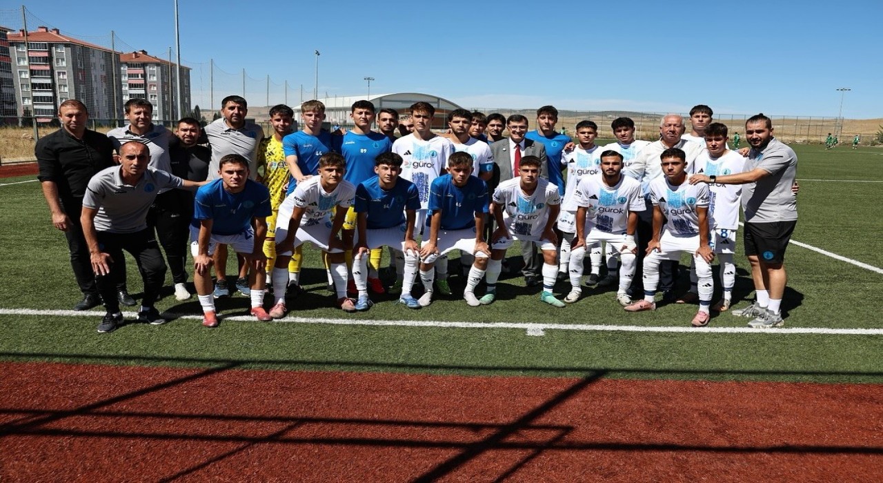 Başkan Kahveciden genç futbolculara tam destek