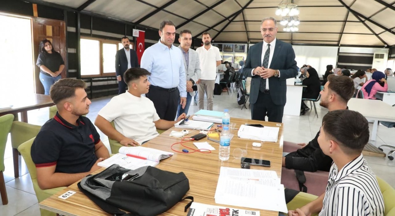 Başkan Kuştan üniversite adaylarına destek ziyareti