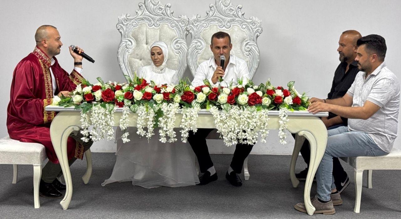 Başkan Nikah Kıydı, Abileri Şahit Oldu