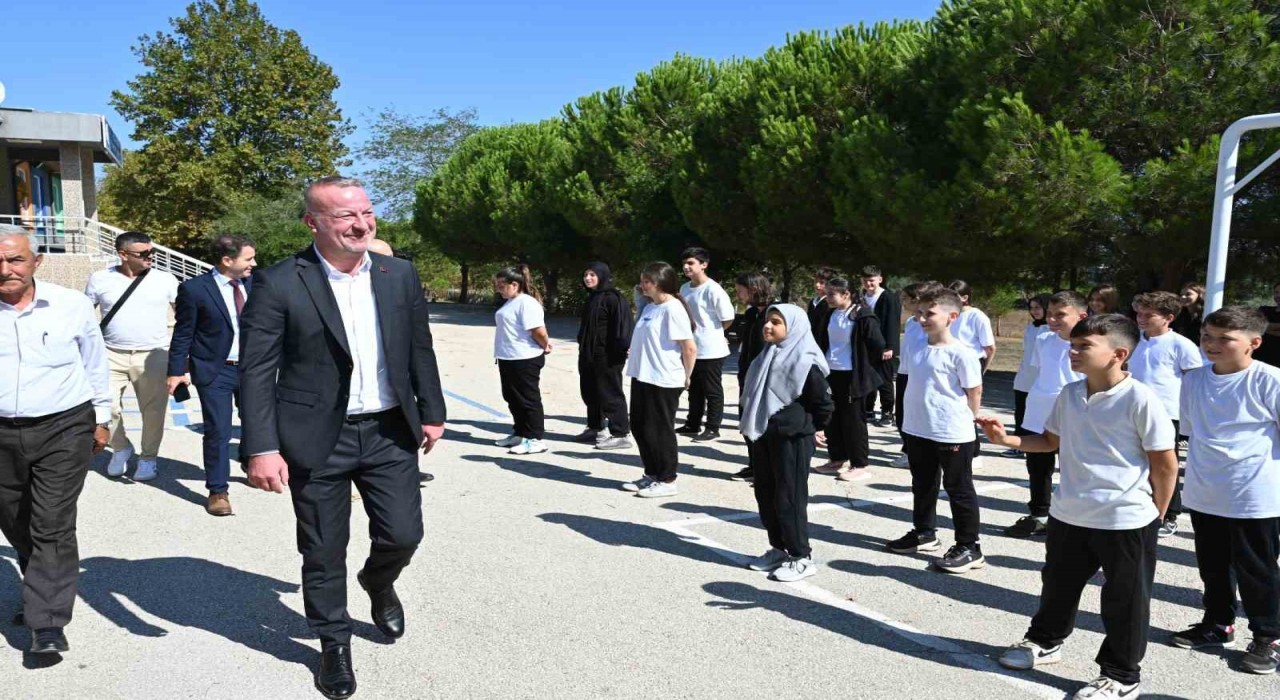 Başkan özel daveti kırmadı, Bayramdere İlkokulunu ziyaret etti